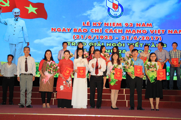 Lãnh đạo Hội Nhà báo tỉnh trao giải cho các cá nhân, nhóm tác giả đoạt giải Ba Ngòi viết vàng