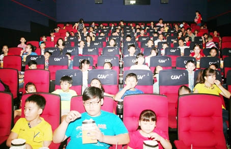 Trẻ em và phụ huynh cùng xem phim tại Cụm rạp CGV Biên Hòa. Ảnh: V.TRUYÊN