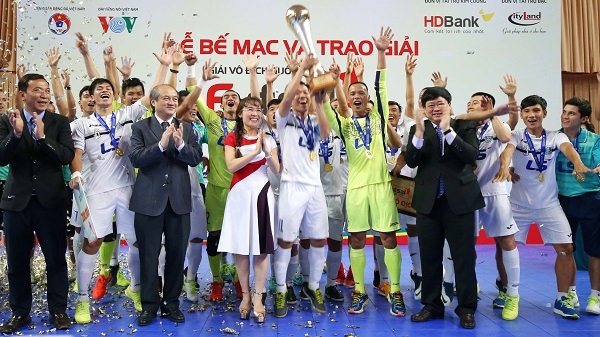 Ban tổ chức trao Cúp và chia sẻ niềm vui với nhà vô địch Thái Sơn Nam.
