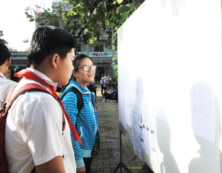 Thí sinh tham dự thi tuyển vào lớp 10 tại Hội đồng thi Trường tiểu học Nguyễn Du  (TP.Biên Hòa) xem số báo danh trước khi bước vào kỳ thi. Ảnh: C.NGHĨA 