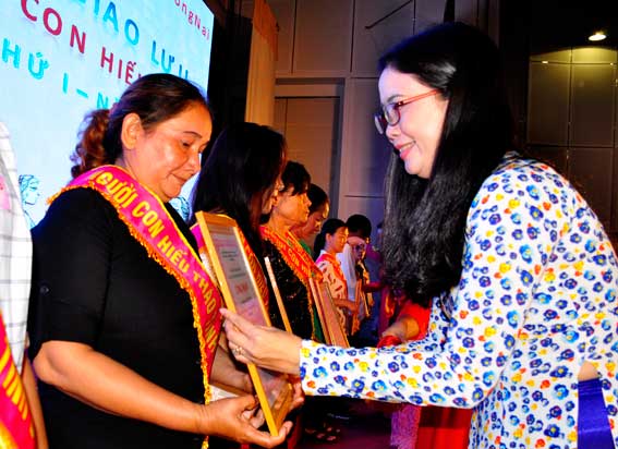 Bà Lê Thị Ngọc Loan, Chủ tịch Hội Liên hiệp phụ nữ tỉnh trao bằng công nhận người con hiếu thảo cho các tấm gương điển hình