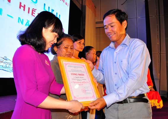 Ông Đinh Kim Tuấn, Phó tổng biên tập Báo Đồng Nai trao giấy công nhận 