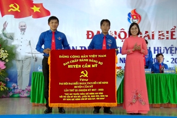Đồng chí Nguyễn Thị Hoàng tặng bức trướng chúc mừng Đại hội Đoàn khóa III, nhiệm kỳ 2017-2022