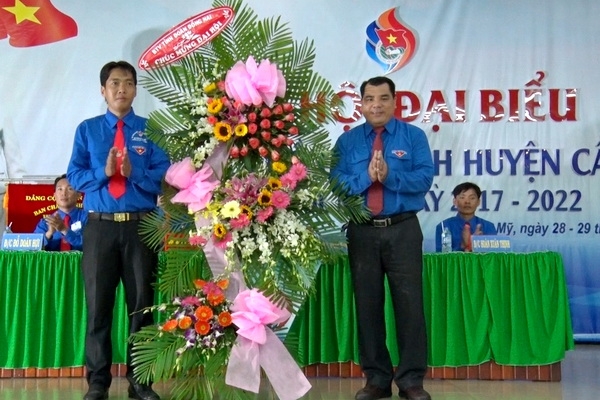 Đồng chí Nguyễn Cao Cường- Bí thư Tỉnh Đoàn Đồng Nai tặng hoa chúc mừng Đại hội Đoàn khóa III, nhiệm vụ 2017-2022