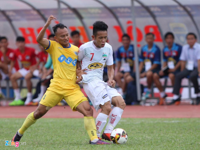 CLB Thanh Hóa vững vàng ngôi đầu bảng V.League sau trận thắng HAGL.Trong ảnh: Trọng Hoàng (trái) tranh bóng với Hồng Duy.