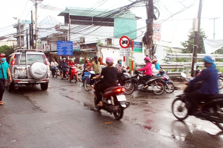 Xe máy đi ngược chiều gây ra tình trạng khá hỗn loạn ở khu vực cầu Săn Máu. (Ảnh chụp vào ngày 10-7-2017)