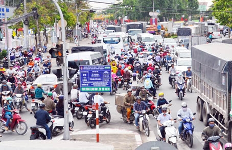TP.Biên Hòa đang bức bối vì hệ thống giao thông không đáp ứng kịp theo nhu cầu phát triển. Trong ảnh: Kẹt xe ở khu vực ngã tư Vườn Mít.