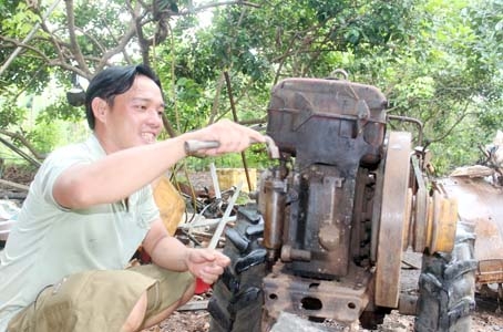 Anh Trường Đình Thống, xã Bình Lộc (TX.Long Khánh) nghiên cứu cải tạo chiếc máy cày cũ thành máy trồng và thu hoạch bắp.