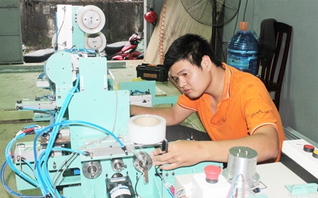 Sinh viên Lê Hồng Phong (năm 4) Khoa Cơ điện - điện tử, Trường đại học Lạc Hồng đang hoàn thành dự án cuối cùng theo đơn đặt hàng của doanh nghiệp trước khi ra trường. Ảnh: Nga Sơn