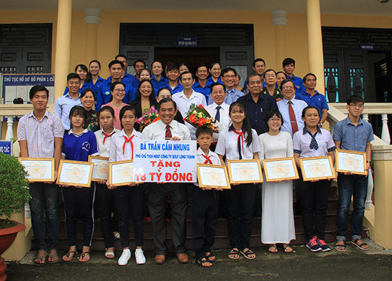 Lãnh đạo tỉnh chụp hình lưu niệm với gia đình ông Lê Văn Kiểm và bà Trần Cẩm Nhung cùng các đoàn viên thanh niên, học sinh, sinh viên được nhận học bổng.