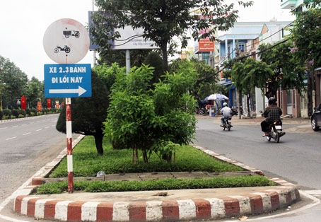  Một biển báo cấm bị phai màu khiến người tham gia giao thông khó biết được nội dung biển báo cấm các loại phương tiện nào trên đường Nguyễn Ái Quốc, đoạn gần siêu thị MM Mega Market Biên Hòa.