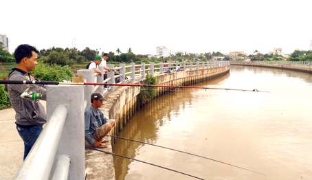 Người dân câu cá thư giãn tại suối Săn Máu, đoạn gần cầu Đồng Tràm (phường Thống Nhất, TP.Biên Hoa). Ảnh: K.LIỄU