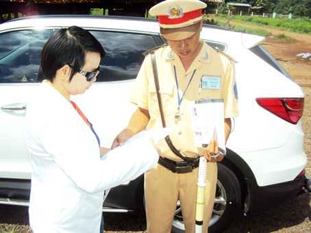 Lực lượng cảnh sát giao thông kiểm tra giấy tờ xe của người tham gia giao thông trên quốc lộ 1 đoạn qua huyện Thống Nhất. Ảnh: Thanh Hải