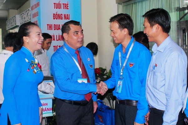 Bí thư Tỉnh đoàn Nguyễn Cao Cường (thứ hai từ trái qua) trò chuyện với các đại biểu