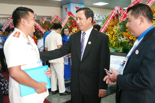  đồng chí Phạm Văn Ru, Ủy viên Ban TVTU, Trưởng ban Tổ chức Tỉnh ủy (chính giữa) trò chuyện cùng đại biểu về tham dự đại hội.