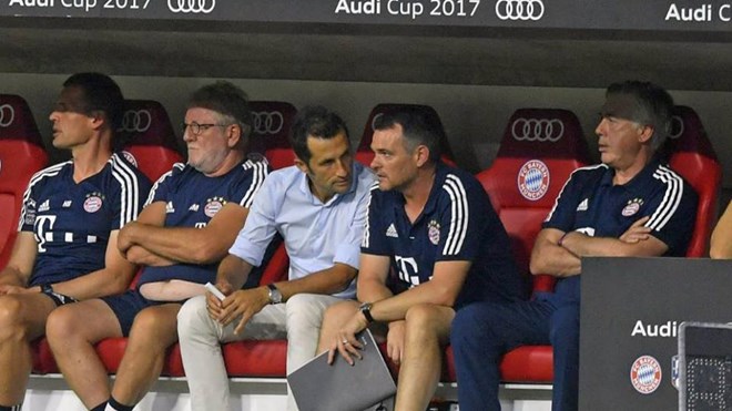  Ban huấn luyện mới Bayern Hasan Salihamidzic (giữa) cạnh đó là Sagnol và Ancelotti. (Nguồn: Imago)