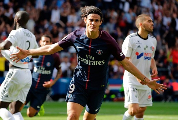 Cavani sắm vai người hùng của PSG ở trận ra quân Ligue 1. (Nguồn: soccerladuma.co.za)