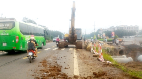 Đất đá rơi vãi xuống đường, gây khó khăn cho người tham gia giao thông trên tuyến quốc lộ 20.