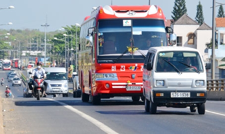 Xe qua lại TX.Long Khánh trên quốc lộ 1 ngày một nhiều hơn.