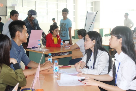 Người lao động tìm hiểu thông tin việc làm tại các bàn tư vấn của các công ty tham gia tuyển dụng