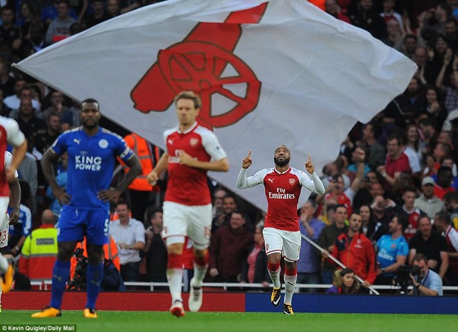  Lacazette có bàn thắng đầu tiên tại Premier League.