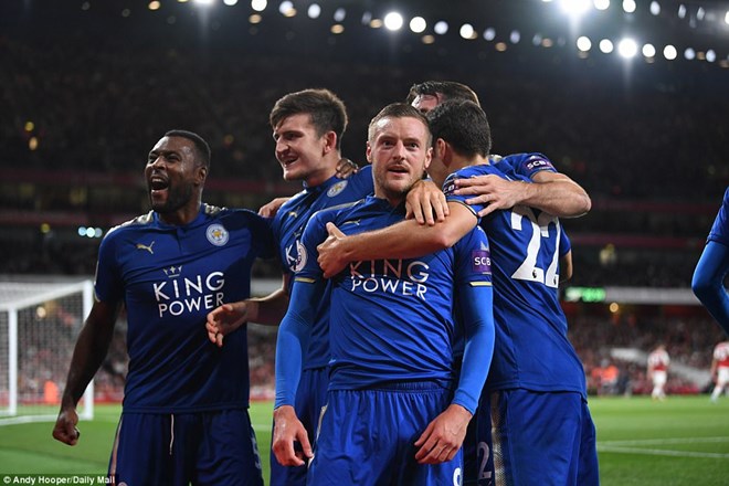  Vardy lập cú đúp ngay trong ngày khai mạc Premier League.