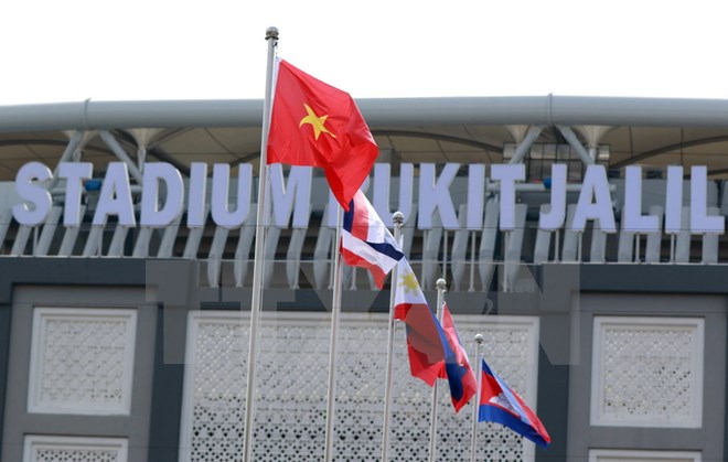 Quốc kỳ Việt Nam được kéo lên tại buổi lễ thượng cờ. (Ảnh: Quốc Khánh/TTXVN)