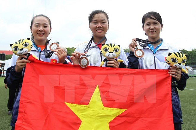 Đội bắn cung Việt Nam vui mừng với chiếc huy chương bạc. (Ảnh: Quốc Khánh/TTXVN)