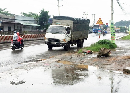 Một chiếc xe trốn trạm thu phí, bất chấp đi ngược chiều để vào đường dân sinh.