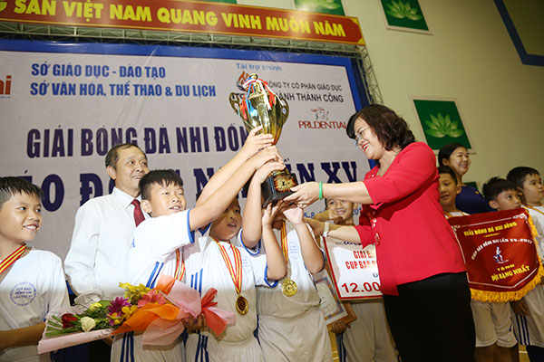 Editor-in-Chief Tran Huy Thanh of Dong Nai Newspaper presents the trophy to Long Khanh team.