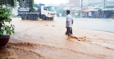 Mưa lớn nước ngập đường ở khu vực ngã tư Dầu Giây (huyện Thống Nhất). Ảnh: T.AN