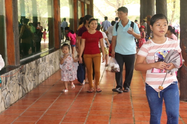 Khách tham quan khu vực nuôi giữ nhiều loại cá quý hiếm nhập khẩu từ nước ngoài về tại Khu du lịch Vườn Xoài (TP.Biên Hòa). 