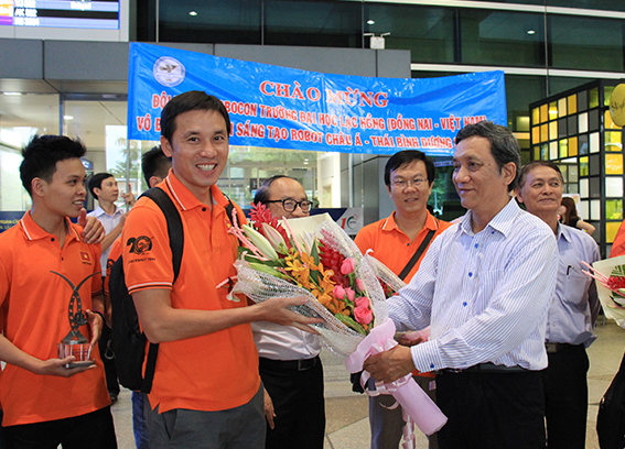 TS.Nguyễn Văn Nam, Phó hiệu trưởng Trường đại học Lạc Hồng tặng hoa đoàn robot khi trở về Sân bay Tân Sơn Nhất.