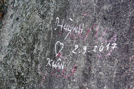 Một ai đó đã ký tên bằng bút xóa vào một vách đá trong Khu du lịch Bửu Long trong dịp lễ 2-9 vừa qua.