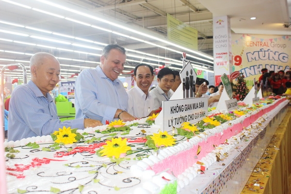 Lãnh đạo hệ thống siêu thị Big C cắt bánh kem mừng sinh nhật lần thứ 19. 