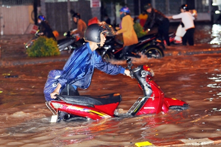 Xe máy của người dân ngập trong nước sau cơn mưa lớn vào chiều tối 5-9.