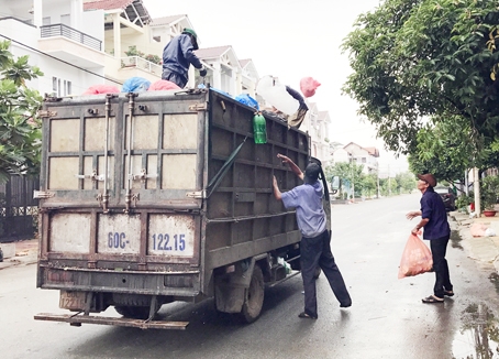 Nhân viên vệ sinh thuộc Công ty cổ phần môi trường Sonadezi đang thu gom rác thải sinh hoạt (ảnh minh họa).