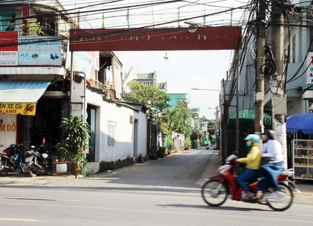 Một bảng khu phố văn hóa ở trên quốc lộ 1, đoạn qua phường Tân Hòa, TP.Biên Hòa (đối diện Giáo xứ Ngọc Đồng) bị gỉ sét, không còn thấy được nội dung do chữ quá mờ, bong tróc.
