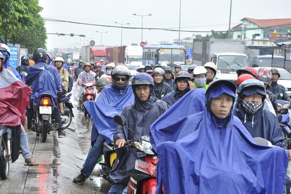  Hàng trăm phương tiện nối dài, chen chúc trên quốc lộ 51 đoạn qua TP.Biên Hòa.