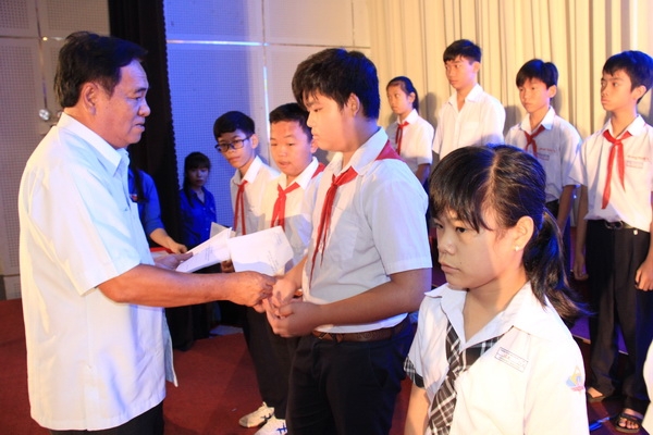 Nguyên bí thư Tỉnh ủy Trần Đình Thành tặng học bổng cho học sinh khuyết tật.