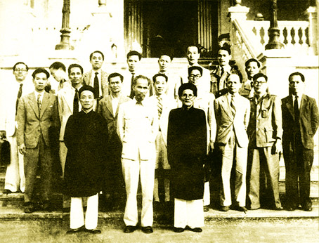 Cụ Huỳnh Thúc Kháng (hàng đầu, bên phải) cùng Chủ tịch Hồ Chí Minh và Chính phủ đầu tiên nước Việt Nam dân chủ cộng hòa.