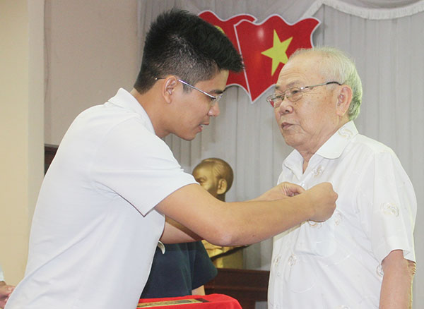  Đại diện Trung tâm Văn miếu Trấn Biên gắn biểu trưng logo văn hóa tri ân nguyên Chủ tịch UBND tỉnh Huỳnh Văn Bình.