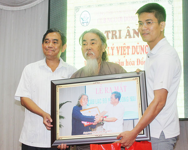 Đại diện Ban tổ chức tri ân, tặng quà đối với học giả Lý Việt Dũng.
