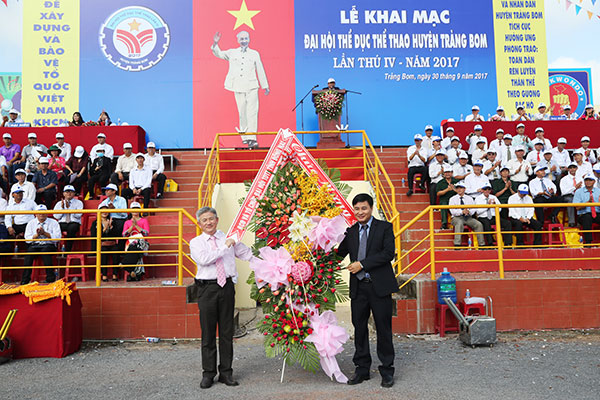Ông Lê Kim Bằng, Giám đốc Sở Văn hóa, thể thao - du lịch, Phó trưởng ban thường trực Ban chỉ đạo Đại hội TDTT tỉnh trao tặng lẵng hoa cho lãnh đạo huyện Trảng Bom 