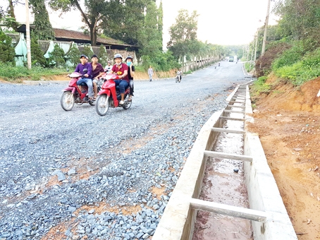 Những cạm bẫy xuất hiện nhiều nơi là mối đe dọa tính mạng học sinh. Trong ảnh: Đoạn mương thoát nước không nắp đậy khiến em Nguyễn Tấn Trường, học sinh lớp 4/3 Trường tiểu học Chu Văn An (xã Thạnh Phú, huyện Vĩnh Cửu) thiệt mạng ngày hôm 27-9.