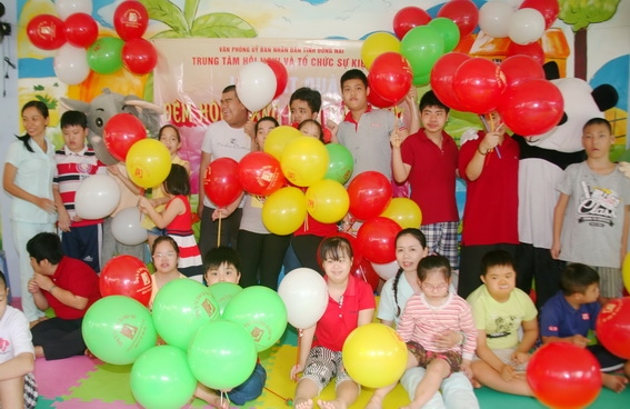 Niềm vui của trẻ em và các cô giáo ở Trung tâm nuôi dưỡng trẻ mồ côi - khuyết tật Đồng Nai khi được Trung tâm Hội nghị và tổ chức sự kiện tỉnh tổ chức vui Tết Trung thu.