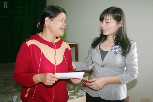 Trưởng Ban Văn hóa – xã hội HĐND tỉnh Nguyễn Thị Thu Hiền đại diện đoàn giám sát trao tặng quà ủng hộ Đảng bộ bộ phận ấp 4 để tổ chức đêm trung thu cho con em trong ấp.