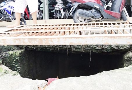 Một đoạn cống bị hư nắp ngay trước nhà dân, đoạn thuộc xã Thạnh Phú, huyện Vĩnh Cửu.