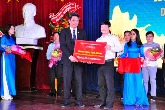 Hiệu trưởng Trường Lưu Phước Dũng tiếp nhận học bổng từ các doanh nghiệp trao tặng. 