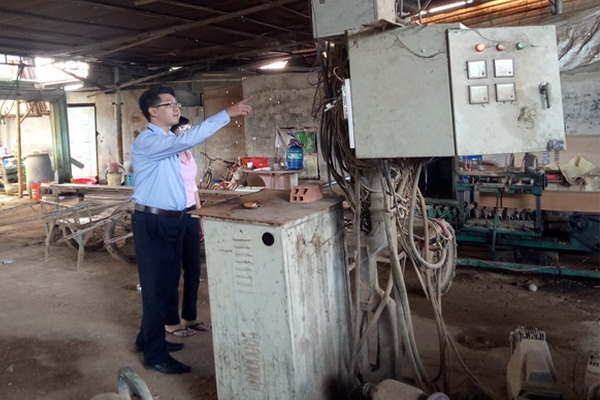 Các thành viên đoàn kiểm tra kiểm tra hệ thống thiết bị điện, máy móc tại Doanh nghiệp tư nhân gạch Thuận Hòa. Hầu hết các loại máy móc, thiết bị điện đều rất cũ, không được che chắn, đảm bảo an toàn.